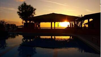 Piscine extérieure (ouverte en saison), chaises longues