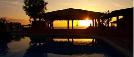 Außenpool (je nach Saison geöffnet), Liegestühle