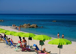 Private beach, white sand, sun-loungers, beach umbrellas - Villaggio Athragon (Ricadi)