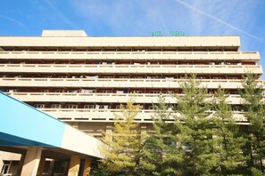 Um edifício de hotel com várias andares, varandas e uma placa com a inscrição 'HOTEL POBREDA'.