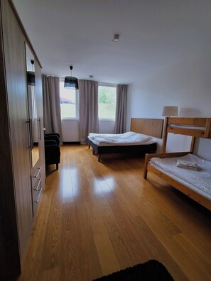 Habitación familiar | Cunas gratuitas, camas extra, wifi gratis y ropa de cama 
