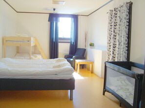 Family Room | Free cribs/infant beds, rollaway beds, free WiFi, bed sheets - Vimmerby Bed & Breakfast (Vimmerby)