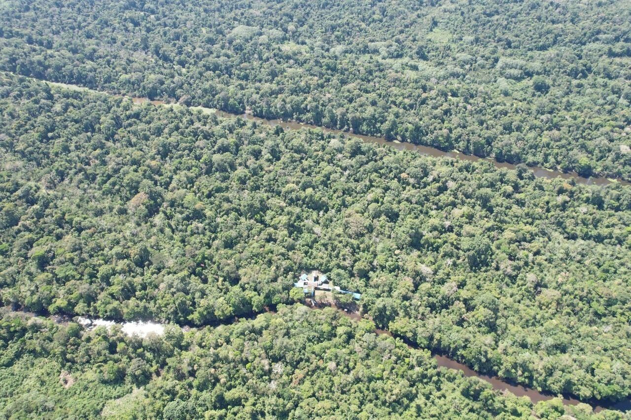 Fachada da propriedade à noite