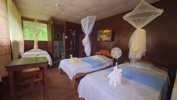 Dreibettzimmer, Terrasse, Flussblick | Betten mit Memory-Foam-Matratzen, Zimmersafe, Schreibtisch