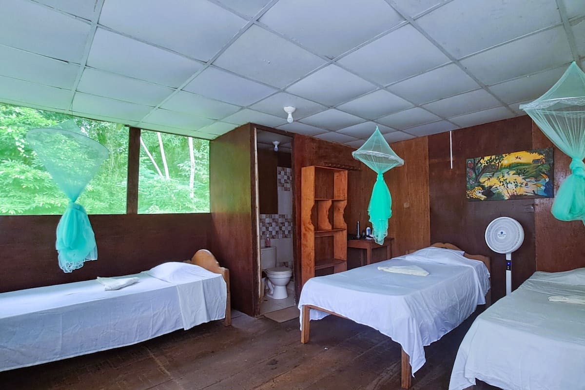 Matelas mémoire de forme, coffres-forts dans les chambres, bureau