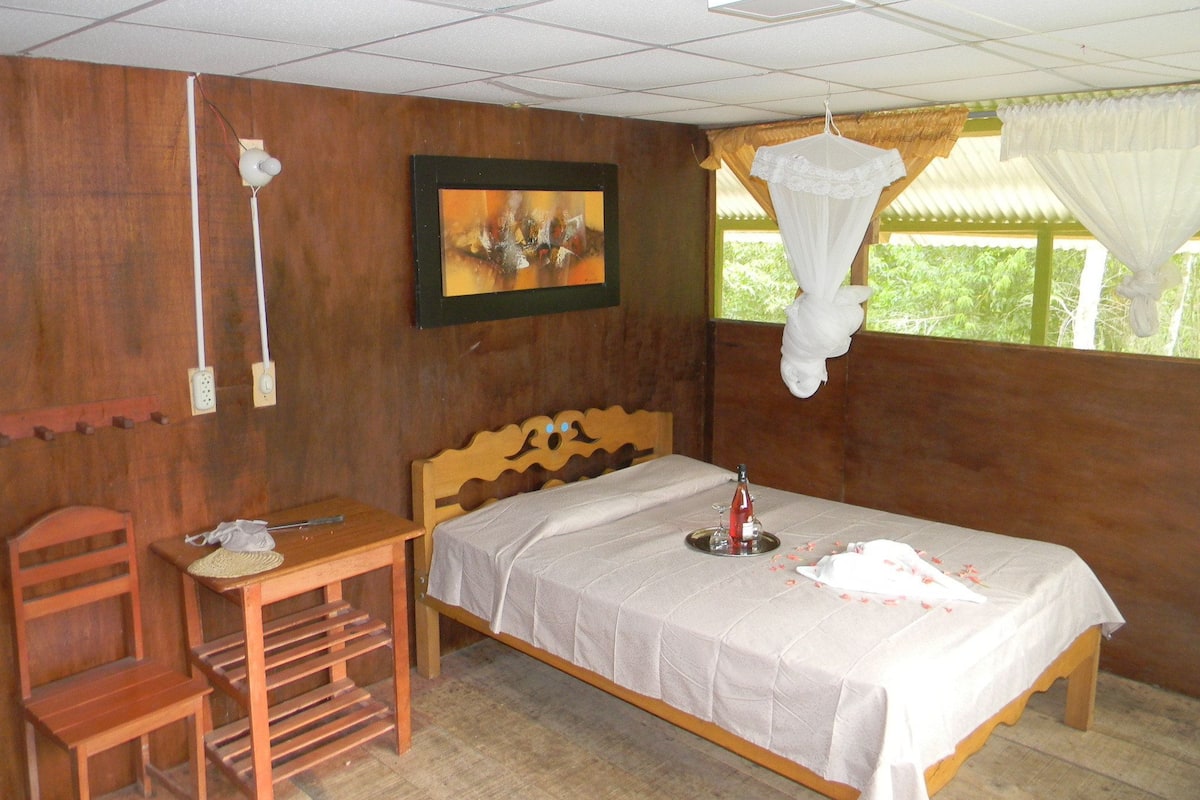 Tweepersoonskamer, patio, uitzicht op rivier | Bedden met traagschuimmatras, een kluis op de kamer, een bureau
