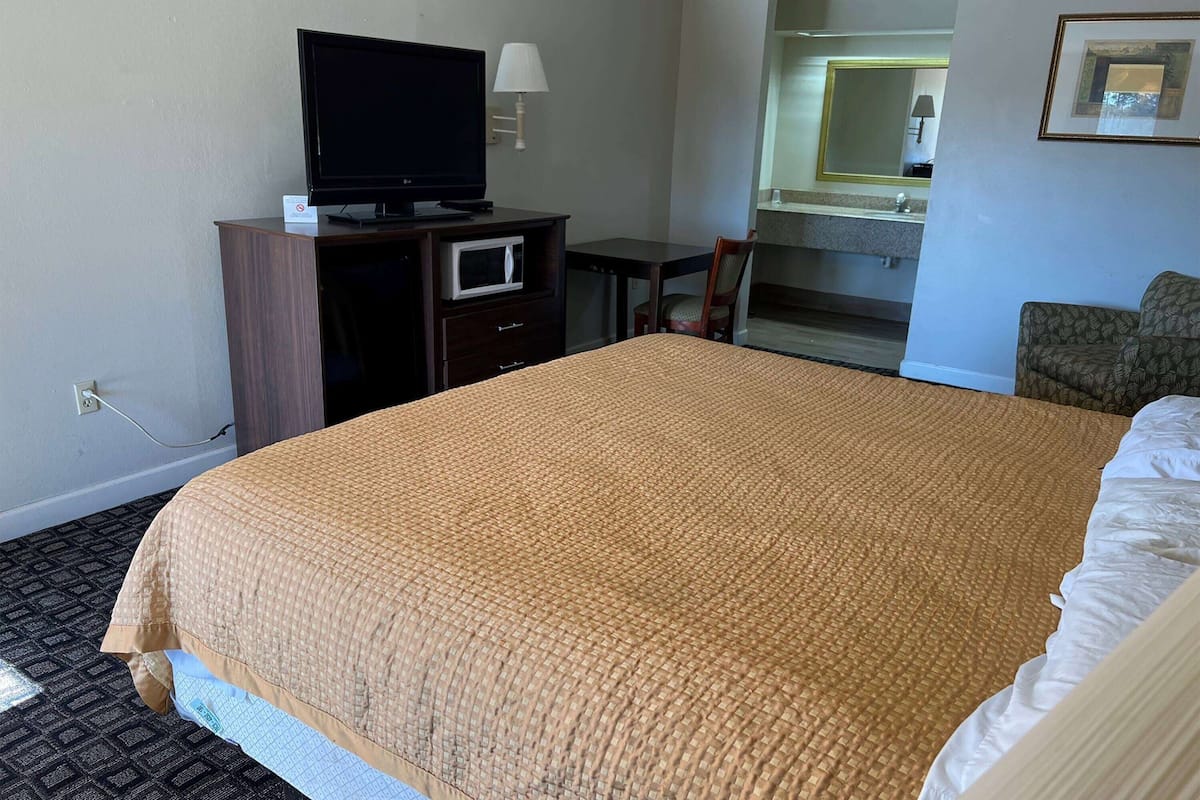 Een bureau, een strijkplank/strijkijzer, babybedden, extra bedden