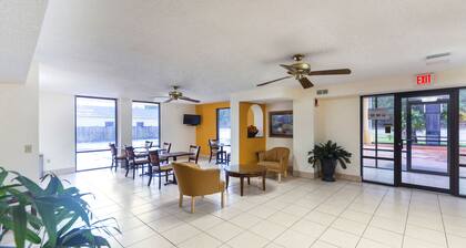 Days Inn & Suites by Wyndham Brewton