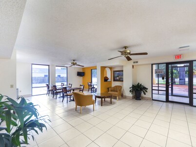 Days Inn & Suites by Wyndham Brewton