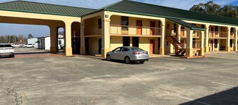 Days Inn & Suites by Wyndham Brewton