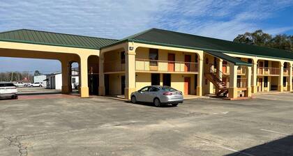 Days Inn & Suites by Wyndham Brewton