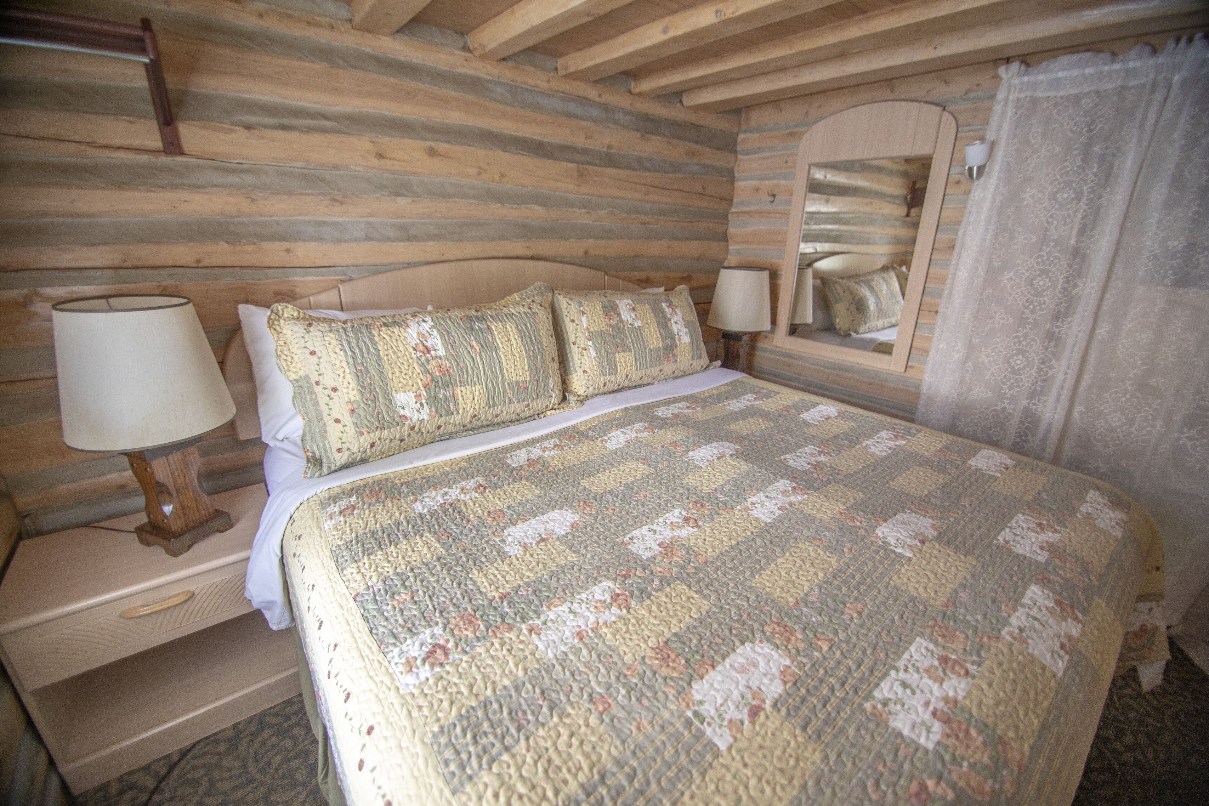 Rustic Loft Cabin | In-room safe, rollaway beds, free WiFi, bed sheets