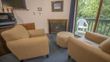 Suíte, 1 cama King e sofá-cama, banheira de hidromassagem (Lodge Second Floor) | Área de estar | TV de tela plana, DVD player