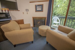 Suíte, 1 cama King e sofá-cama, banheira de hidromassagem (Lodge Second Floor) | Área de estar | TV de tela plana, DVD player