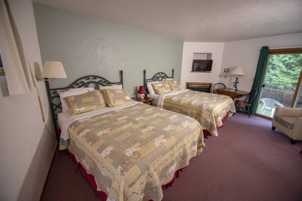 Deluxe-huone (2 Queens & 1 Sofa - Lodge First Floor) | Tallelokero huoneessa, lisävuoteet, ilmainen Wi-Fi, vuodevaatteet