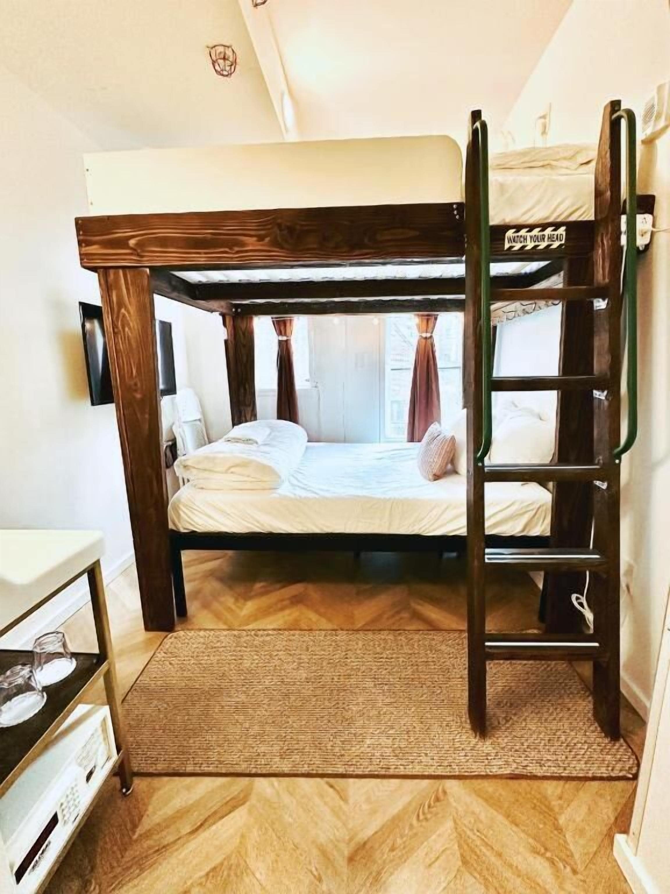 基础客房 | 羽绒被、记忆海绵床垫、办公桌、笔记本电脑工作区