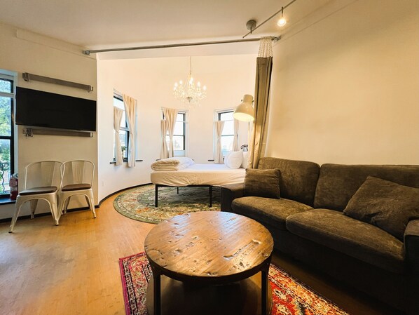 Deluxe Studio, Multiple Beds, Kitchen | Down comforters, memory foam beds, desk, laptop workspace