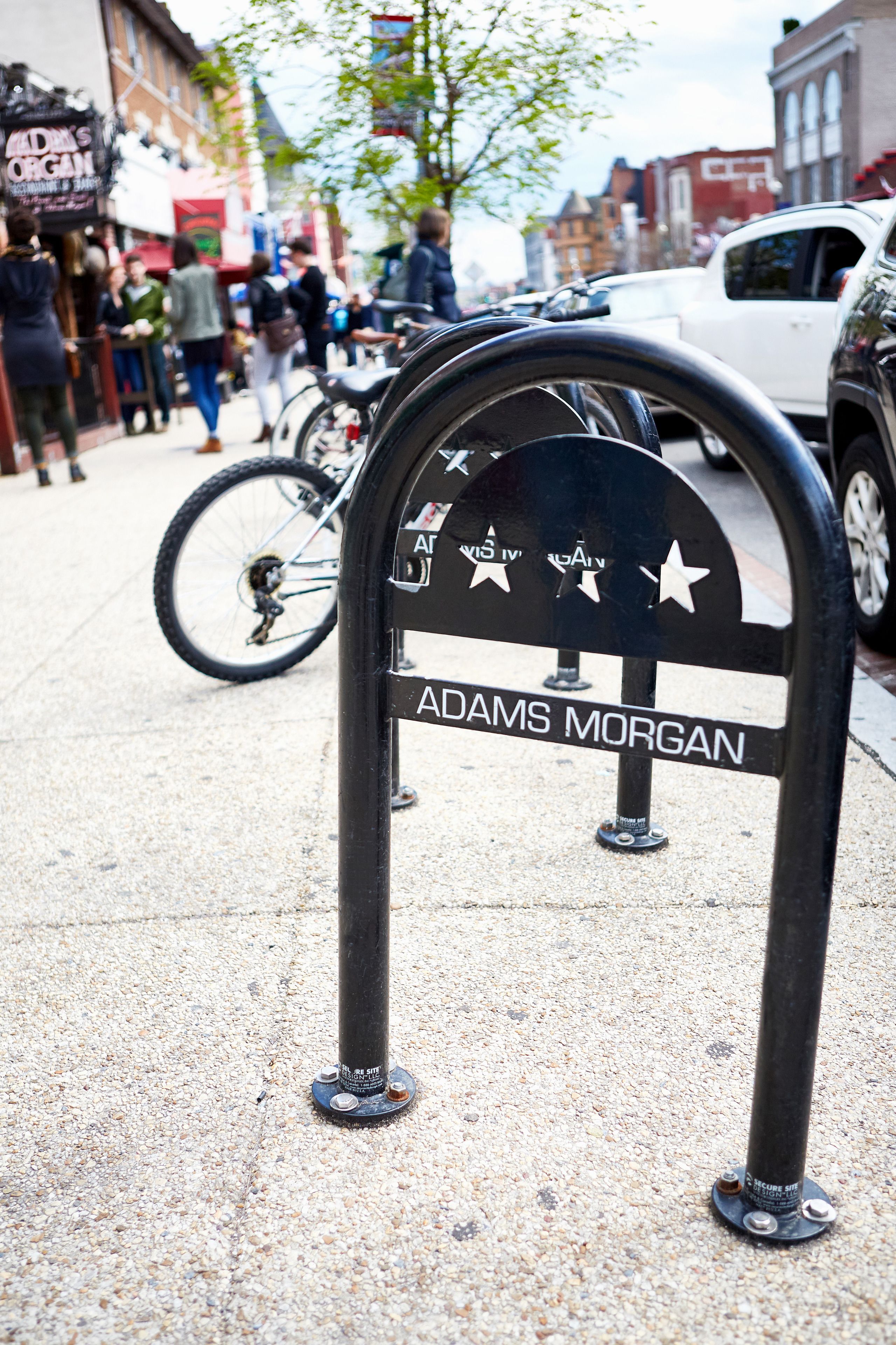 Une boîte aux lettres portant l’inscription « Adams Morgan » sur un trottoir de la ville.