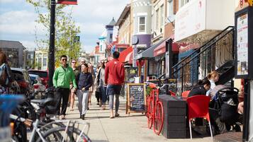 Una calle con peatones, bicicletas y comercios.