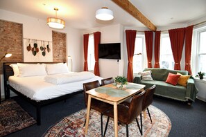 Down duvets, memory-foam beds, desk, laptop workspace - HighRoad Washington DC (Washington)