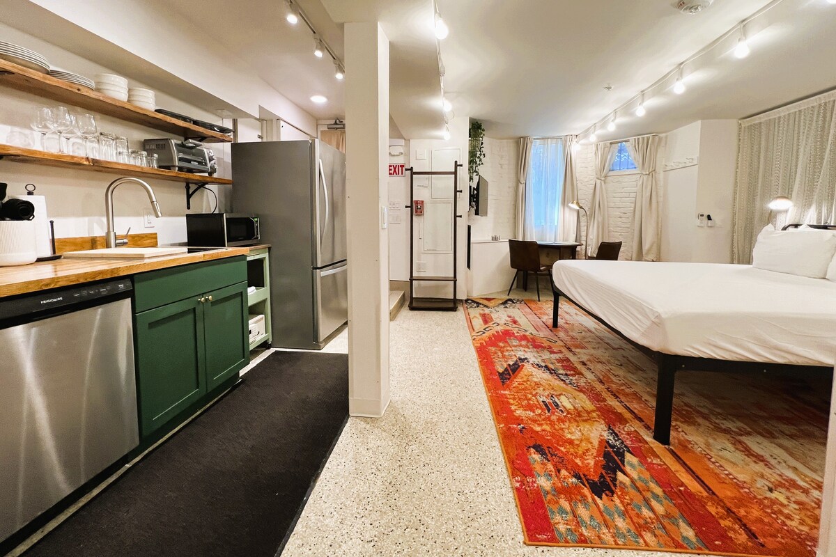 Deluxe Studio, City View, Annex Building | Down comforters, memory foam beds, desk, laptop workspace