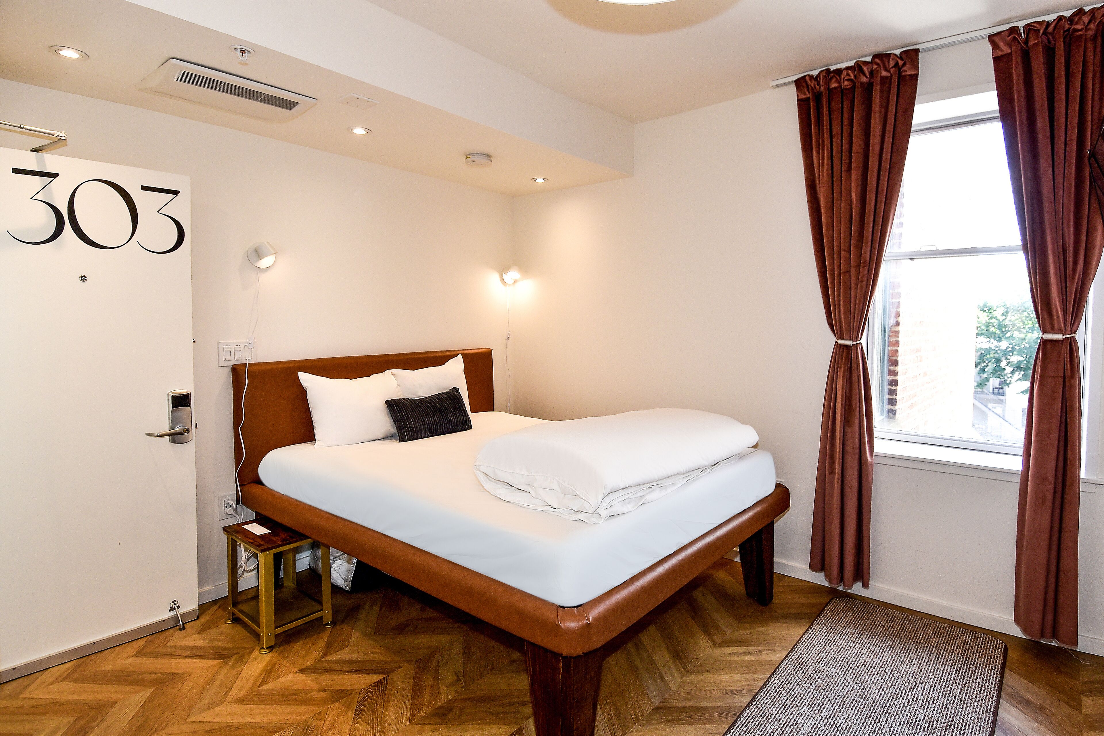 Deluxe Queen Room, Non Smoking | Down comforters, memory foam beds, desk, laptop workspace