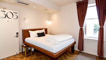 Deluxe Queen Room, Non Smoking | Down comforters, memory foam beds, desk, laptop workspace