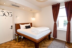 Deluxe Queen Room, Non Smoking | Down comforters, memory foam beds, desk, laptop workspace