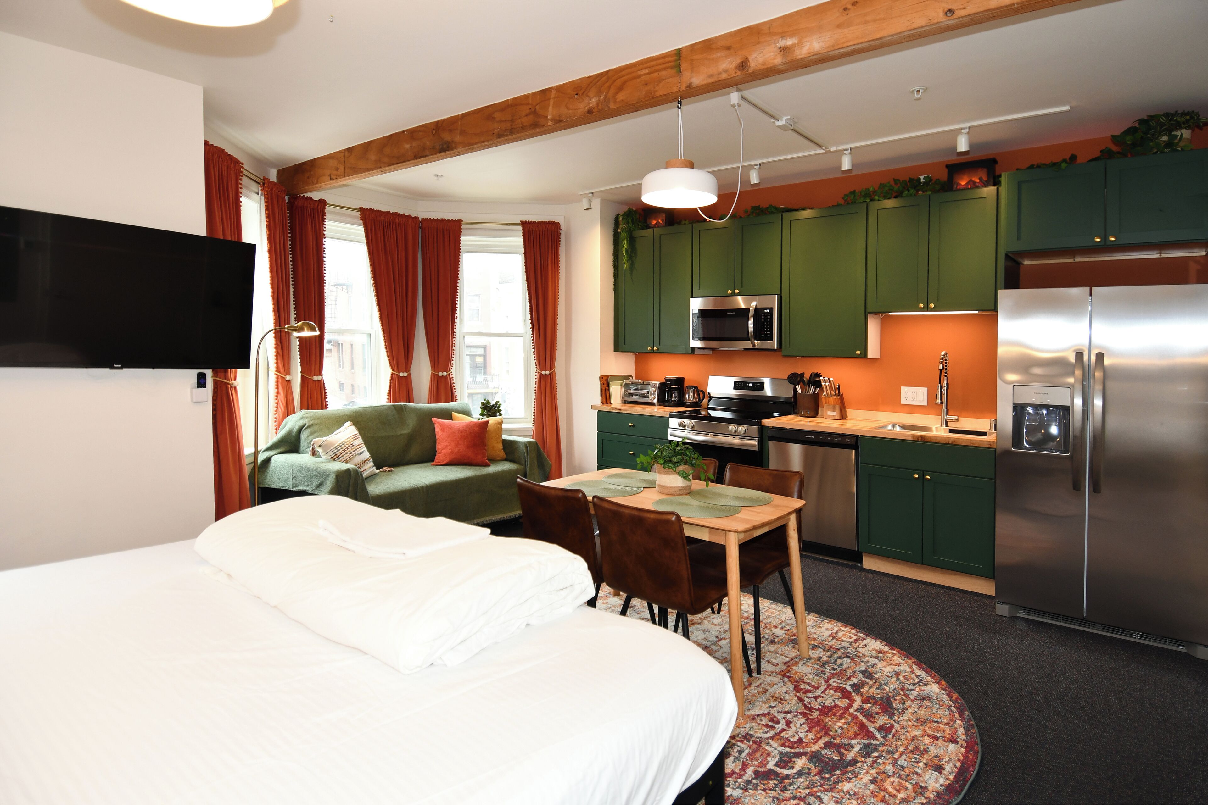 Deluxe Studio, 1 King Bed with Sofa bed, Kitchen | Down comforters, memory foam beds, desk, laptop workspace