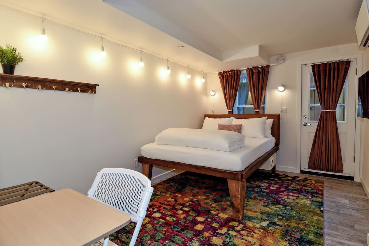 Deluxe Queen Room, Non Smoking | 1 bedroom, down comforters, memory foam beds, desk