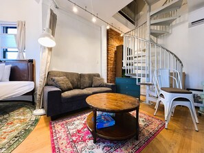 Deluxe Studio, Multiple Beds, Kitchen | Down duvets, memory-foam beds, desk, laptop workspace - HighRoad Washington DC (Washington)