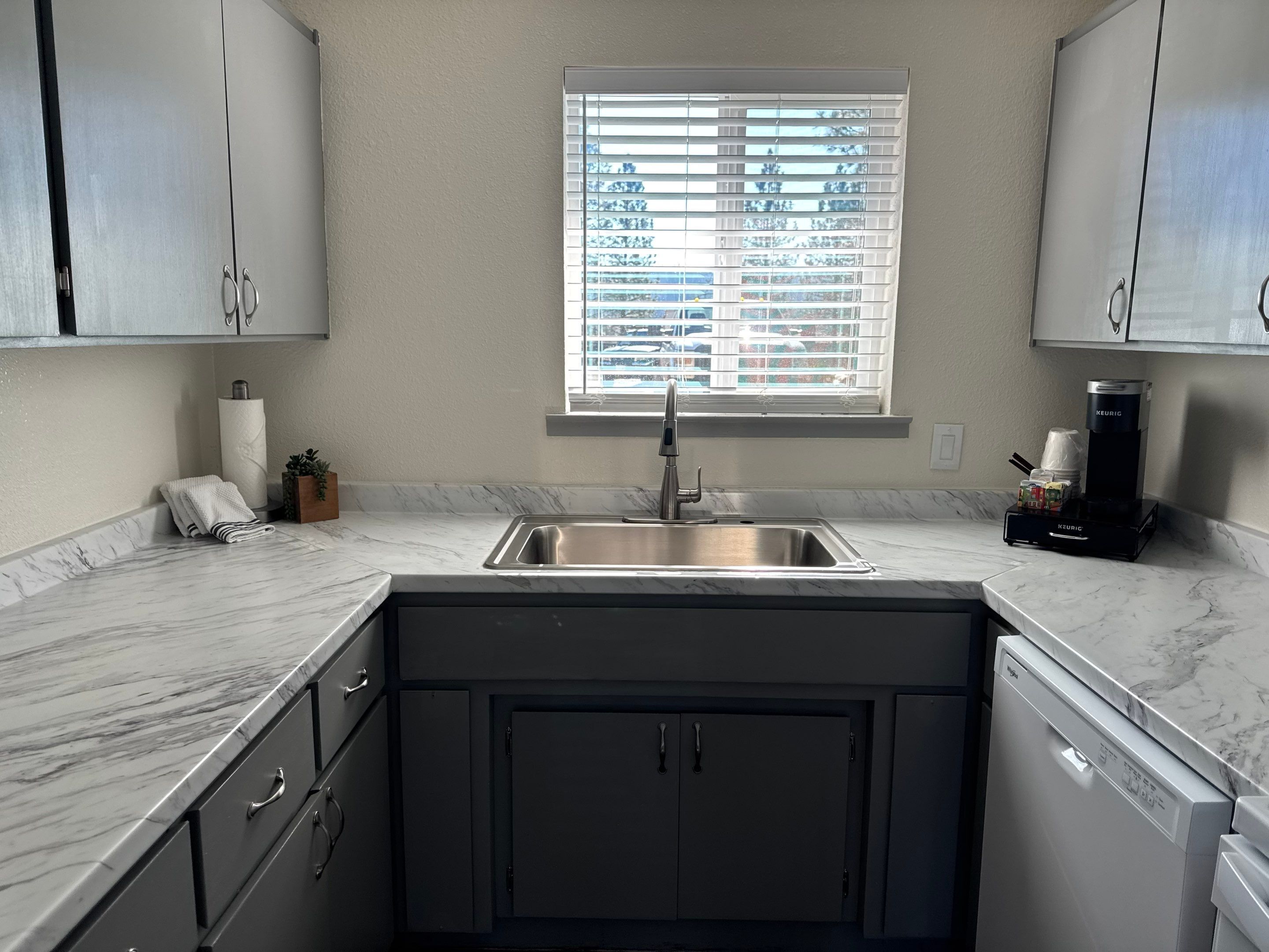 Classic Suite | Dapur peribadi | Peti sejuk mini, ketuhar gelombang mikro, pembancuh kopi/teh 