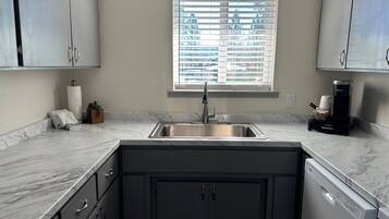 Classic Suite | Dapur peribadi | Peti sejuk mini, ketuhar gelombang mikro, pembancuh kopi/teh