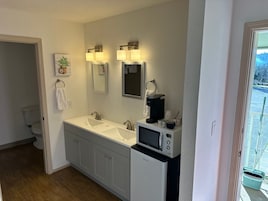 Classic Studio | Bathroom | Combined shower/tub, towels, soap, shampoo