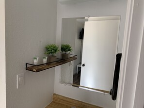 Club-Doppelzimmer | Badezimmer | Duschwanne, Handtücher, Seife, Shampoo