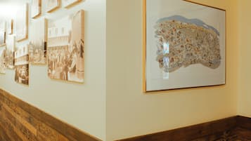 Una parete con fotografie d'epoca incorniciate e una mappa della Valle di Pemberton.