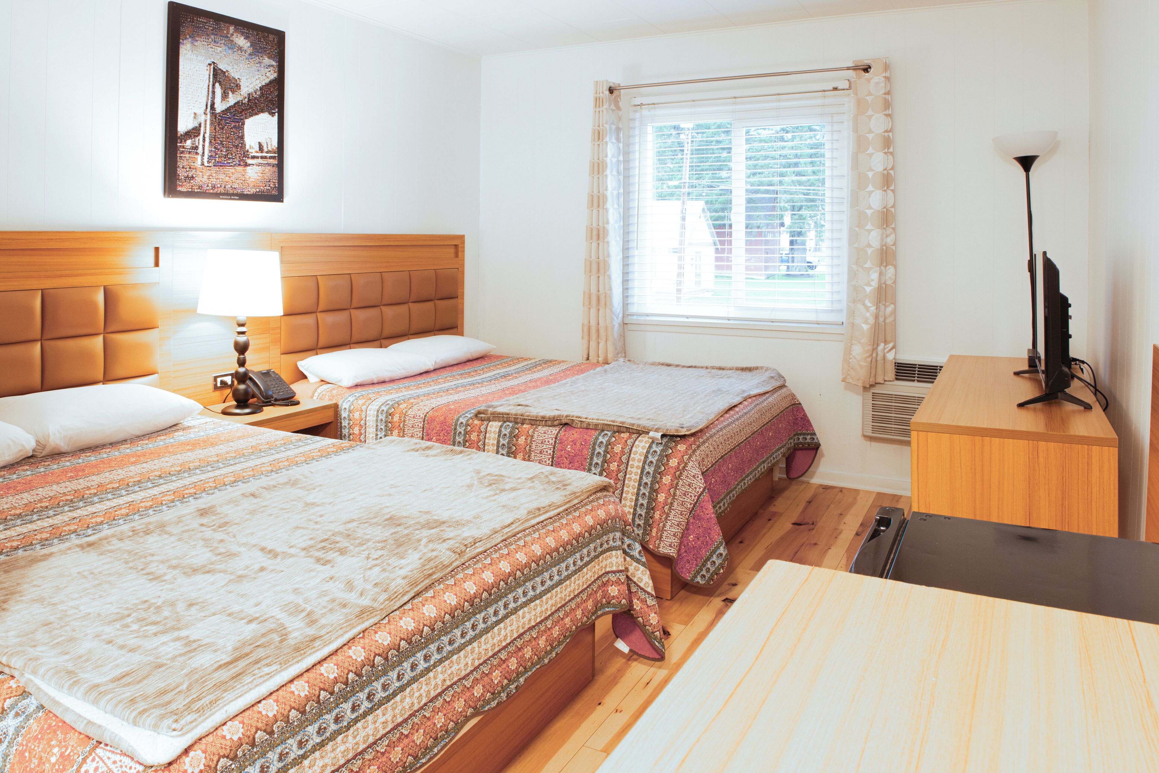 베이직룸, 퀸사이즈침대 2개 | 책상, 무료 유아용 침대, 무료 WiFi, 침대 시트