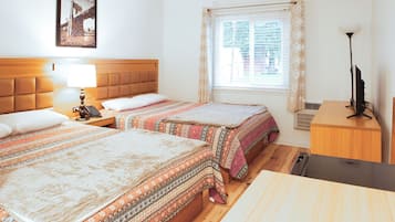 Habitación básica, 2 camas Queen size | Escritorio, cunas gratuitas, wifi gratis y ropa de cama