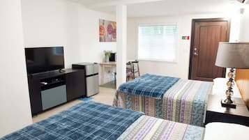 Basic-Zimmer, 2 Doppelbetten | Schreibtisch, kostenlose Babybetten, kostenloses WLAN, Bettwäsche