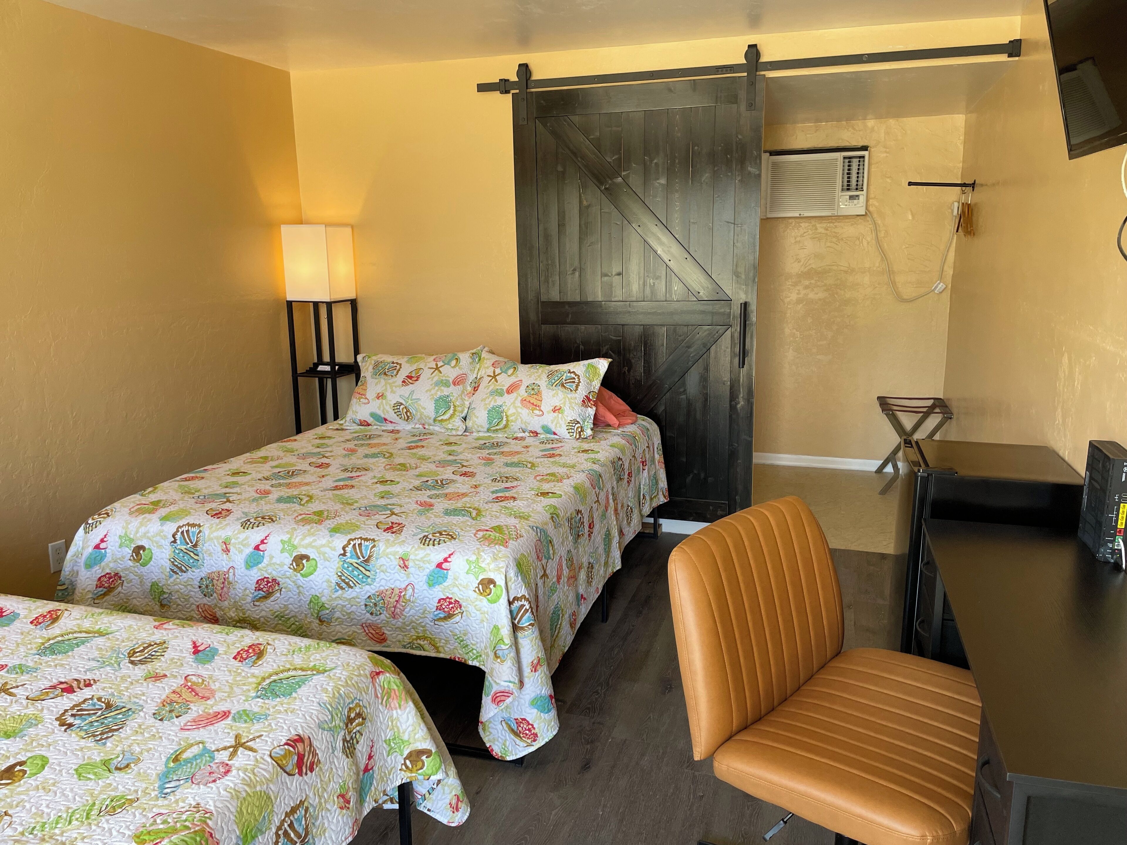 Deluxe kamer, Meerdere bedden, koelkast & magnetron, op benedenverdieping | Bedden met traagschuimmatrassen, gratis wifi, beddengoed