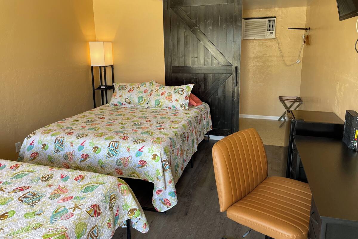 Deluxe kamer, Meerdere bedden, koelkast & magnetron, op benedenverdieping | Bedden met traagschuimmatrassen, gratis wifi, beddengoed