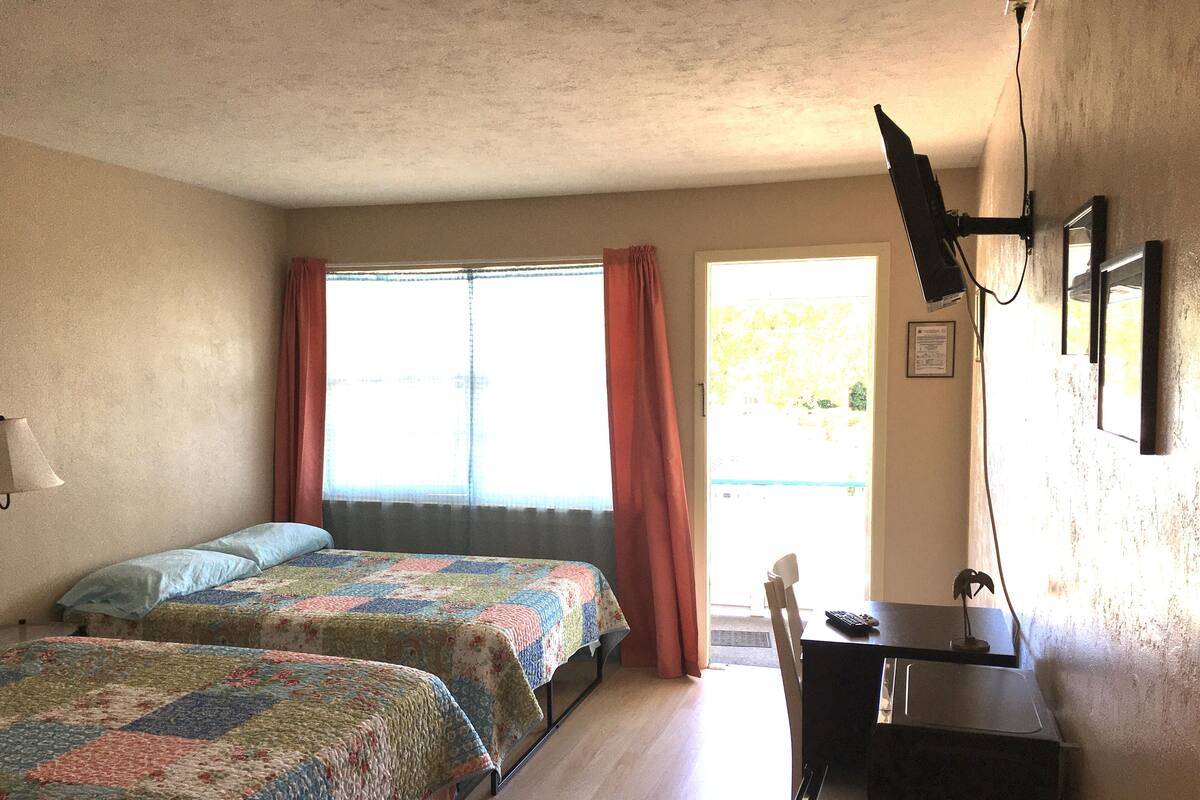 Habitación Deluxe, varias camas, frigorífico y microondas, vistas al mar | Colchones viscoelásticos, wifi gratis, ropa de cama
