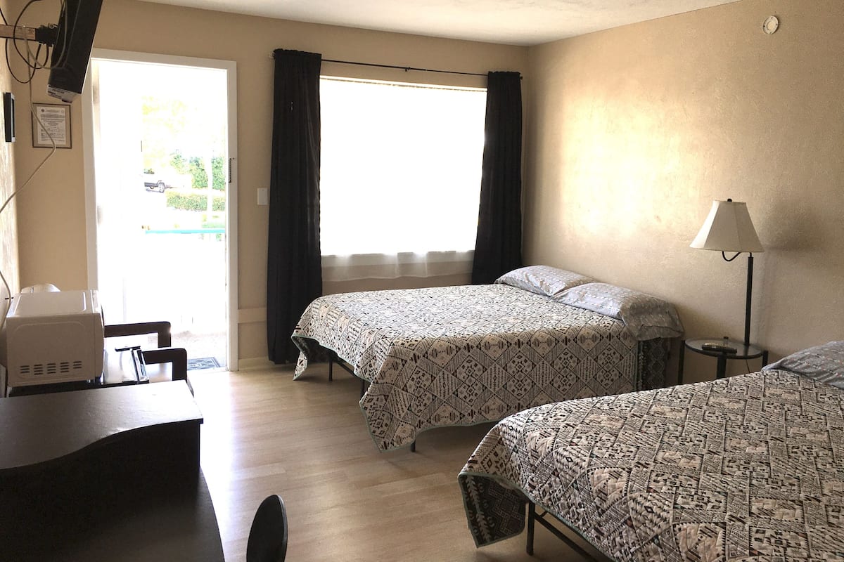 Klassieke eenpersoonskamer, 2 tweepersoonsbedden, koelkast en magnetron, uitzicht op oceaan | Bedden met traagschuimmatras, gratis wifi, beddengoed