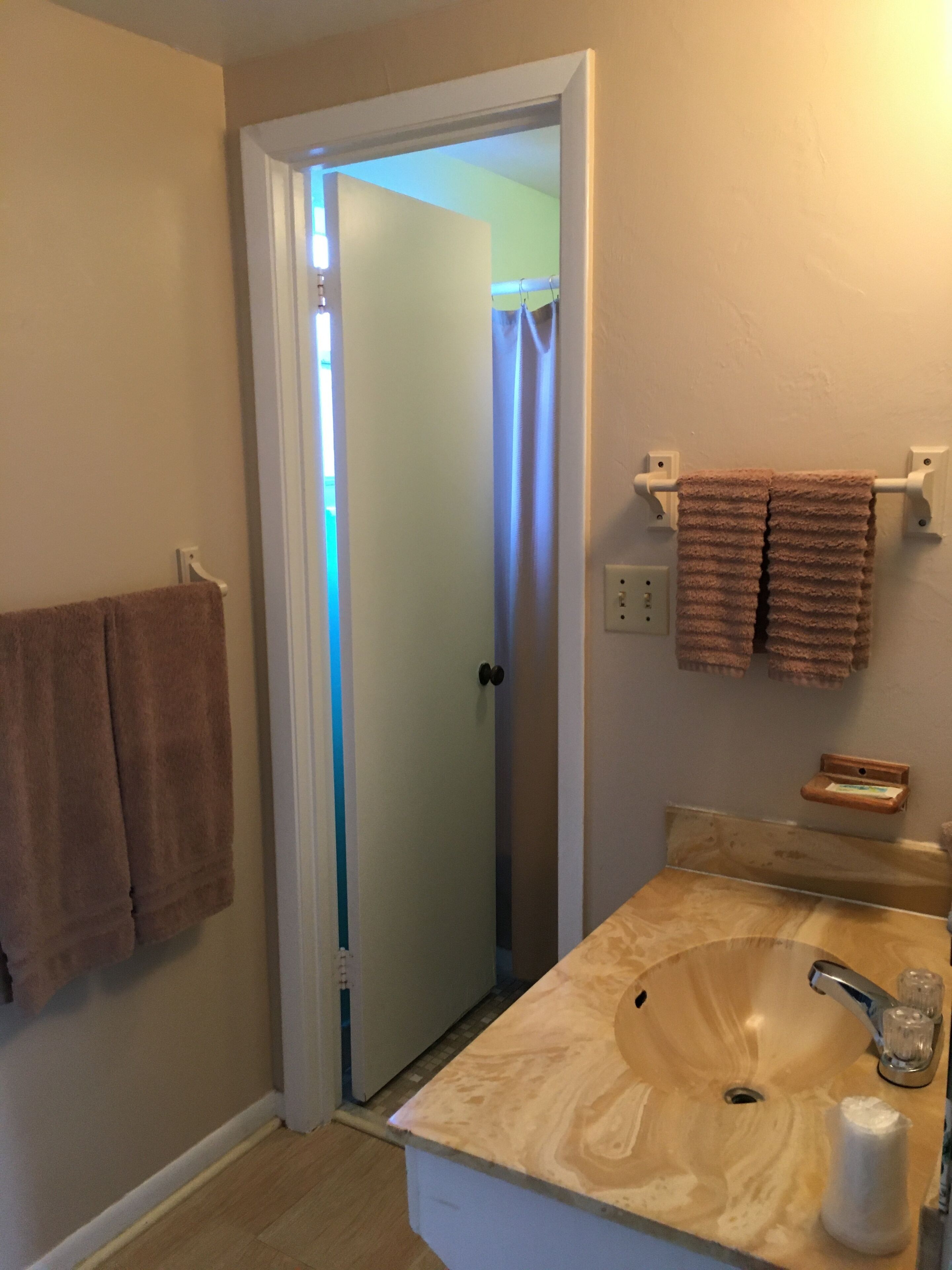 클래식 싱글룸, 더블침대 2개, 냉장고 및 전자레인지, 바다 전망 | 욕실 | 타월, 비누, 샴푸, 화장지