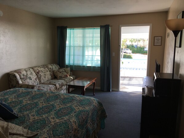 Deluxe Room, 1 King Bed, Partial Ocean View