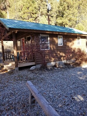 Individually decorated, individually furnished, free WiFi, bed sheets - Sourdough Lodge (Lowman)