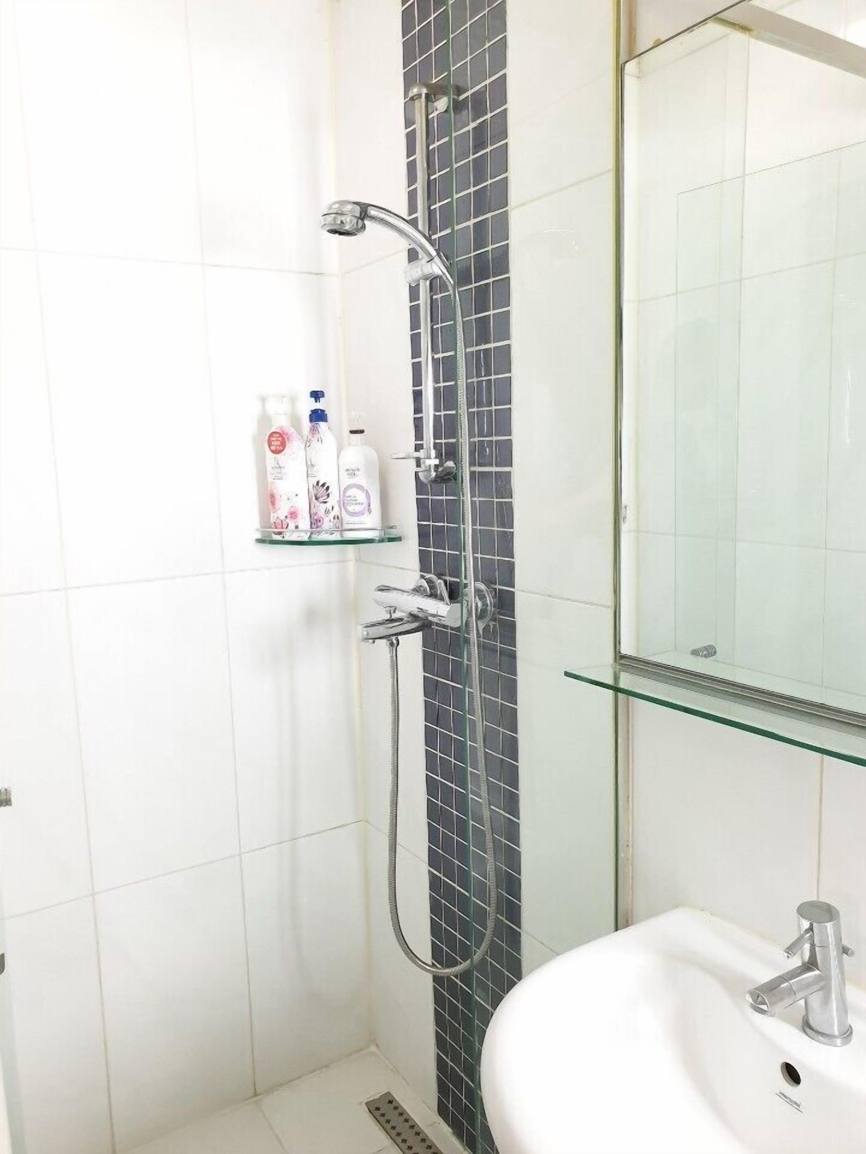 shower, free toiletries, hair dryer, slippers