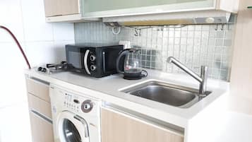 電冰箱、微波爐、咖啡機/沖茶器、電熱水壺