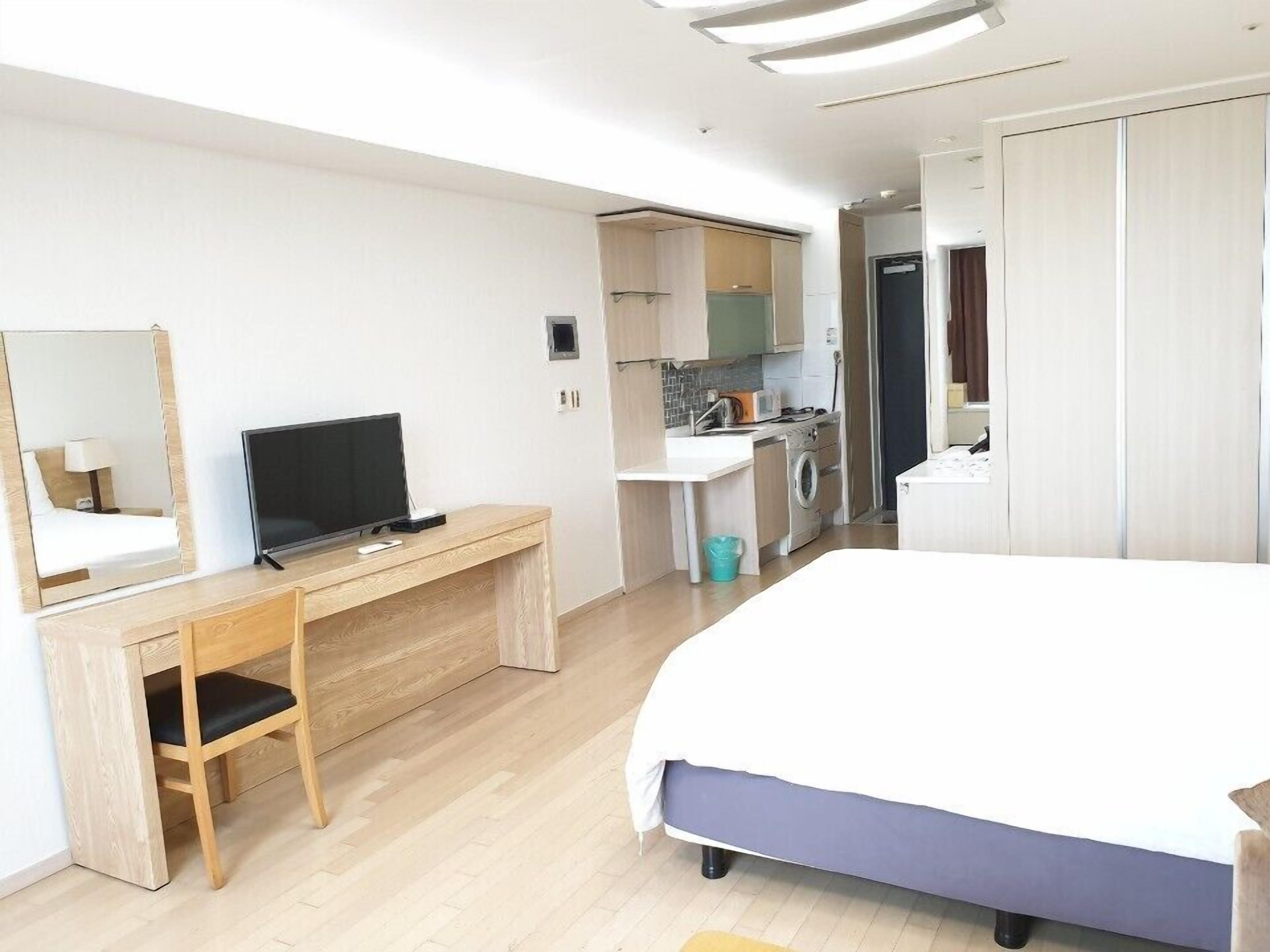 double room | living area | flat-screen tv