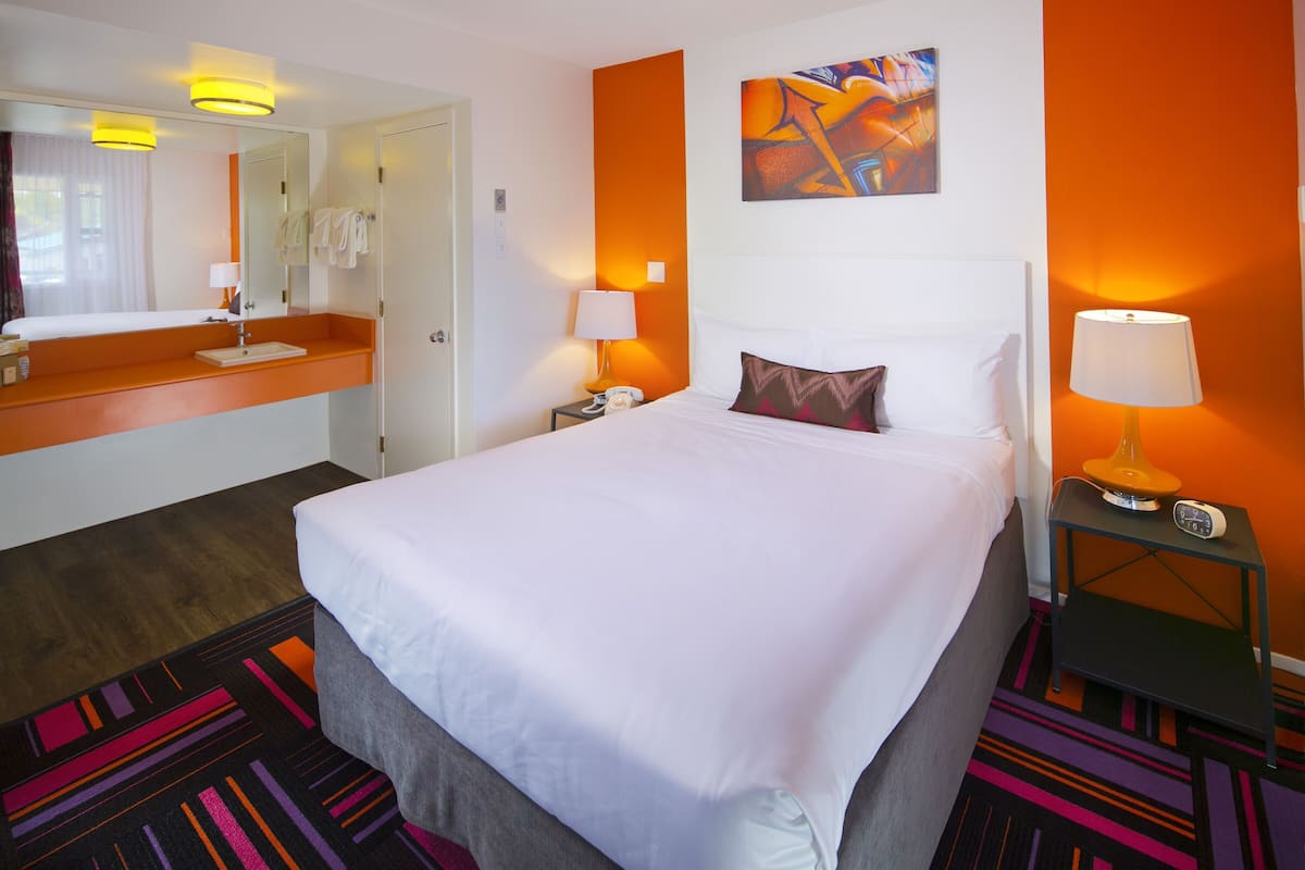 Premium bedding, desk, blackout curtains, free WiFi